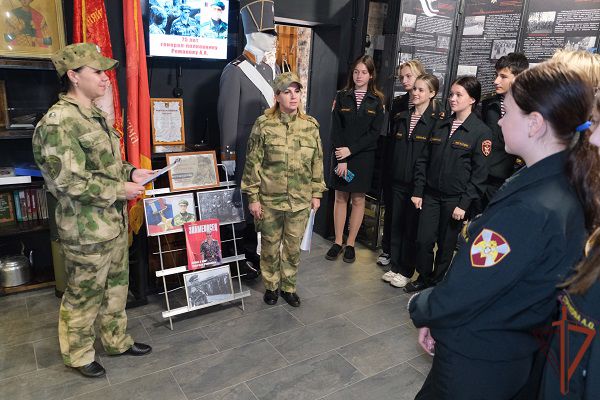Росгвардейцы Центрального округа провели в подшефных школах посвященные 75-летию Героя России генерал-полковника Анатолия Романова мероприятия