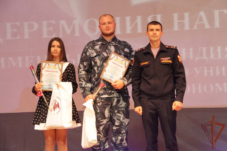 Лучшие студенты одного из университетов Белгорода отмечены именными стипендиями сотрудника ОМОН Героя России Вячеслава Воробьева