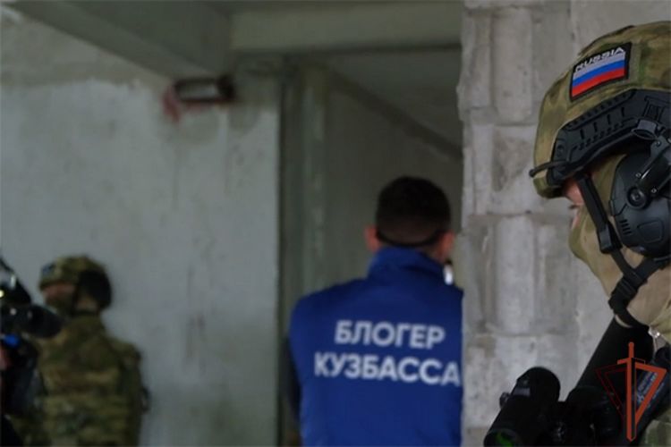 Росгвардейцы продемонстрировали свои навыки журналистам и блогерам в Кузбассе