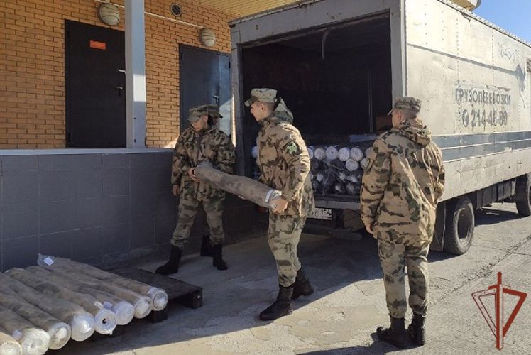 Мэрия Новосибирска передала Росгвардии первую партию кевларовой ткани росгвардейцам