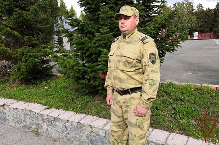 Военнослужащий Росгвардии оказал доврачебную помощь травмированной при падении на улице жительнице Барнаула
