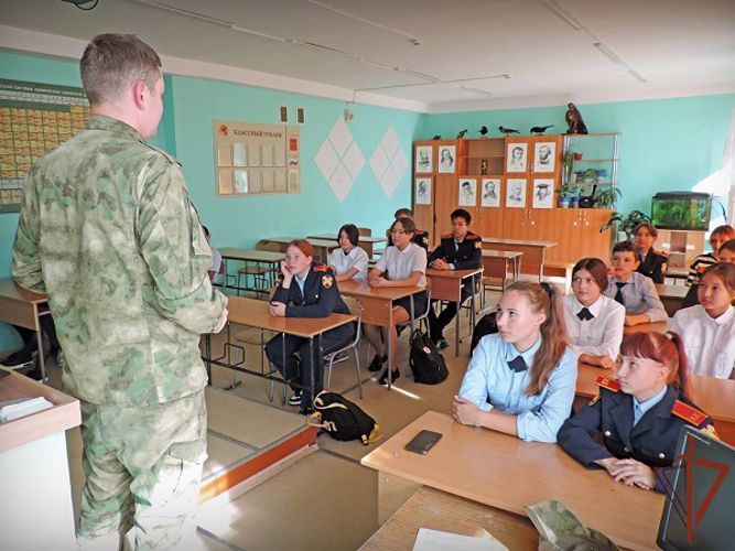 Росгвардейцы Сибирского округа встретились с воспитанниками подшефных школ по случаю Победы в Куликовской битве