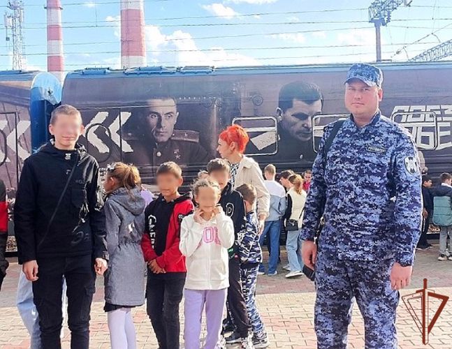 Росгвардейцы организовали экскурсию по «Поезду Победы» для воспитанников детского дома в Иркутской области