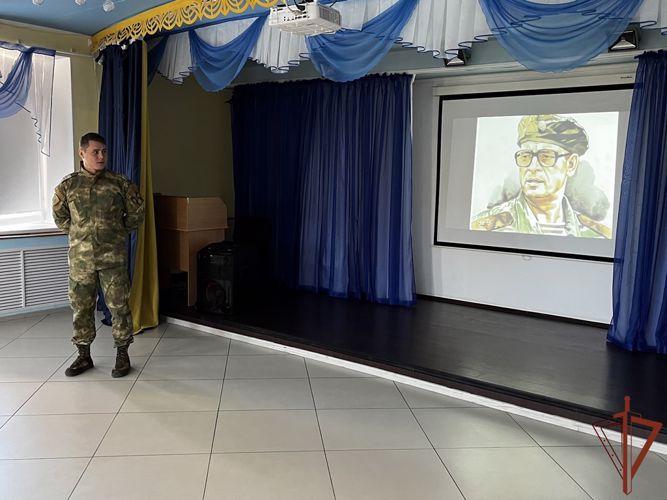 Военнослужащие Уральского округа Росгвардии рассказали подшефным школьникам о генерале Анатолии Романове