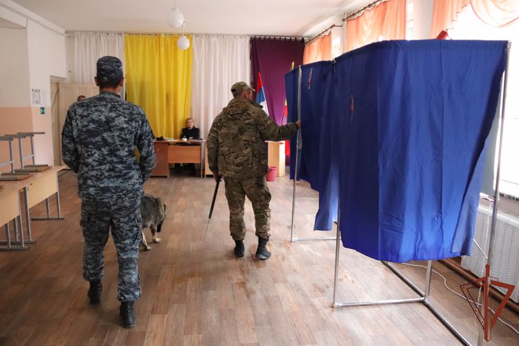 Военнослужащие и сотрудники Восточного округа Росгвардии обеспечили безопасность единого дня голосования