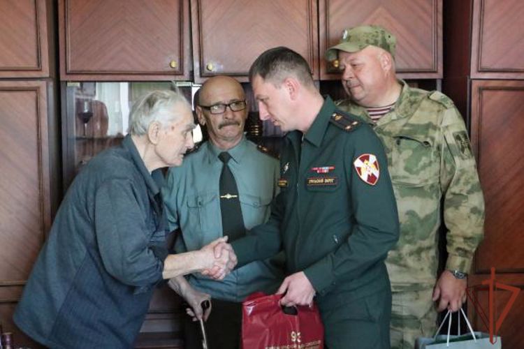 Росгвардейцы поздравили с 99-летием ветерана Великой Отечественной войны