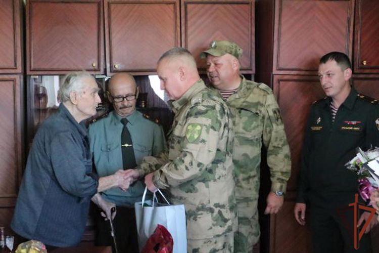 Росгвардейцы поздравили с 99-летием ветерана Великой Отечественной войны