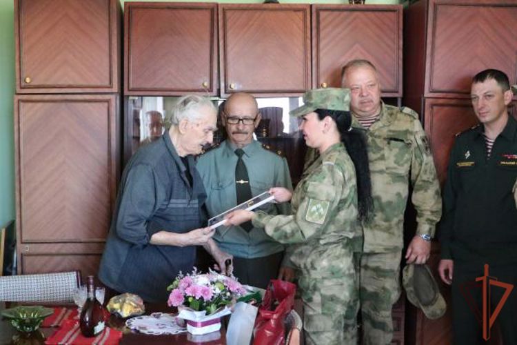 Росгвардейцы поздравили с 99-летием ветерана Великой Отечественной войны