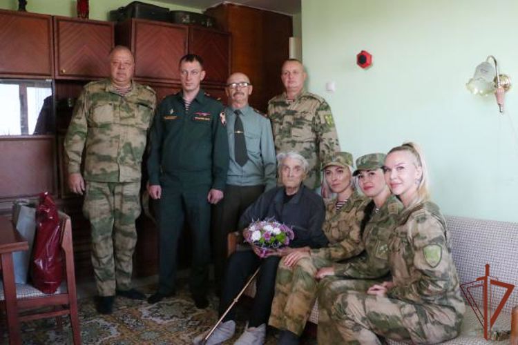 Росгвардейцы поздравили с 99-летием ветерана Великой Отечественной войны