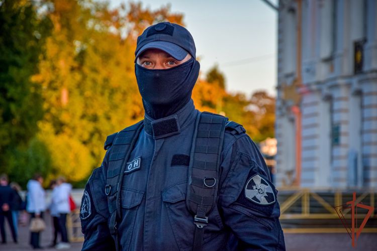 Росгвардейцы обеспечили безопасность Осеннего праздника фонтанов в Петергофе