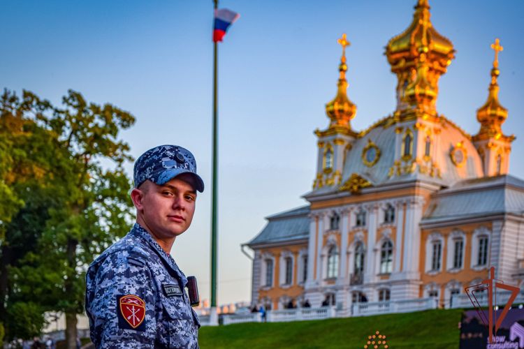 Росгвардейцы обеспечили безопасность Осеннего праздника фонтанов в Петергофе