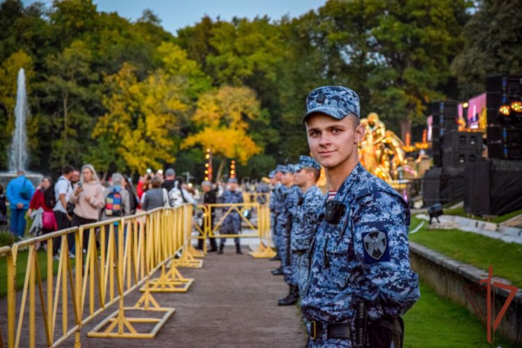 Росгвардейцы обеспечили безопасность Осеннего праздника фонтанов в Петергофе