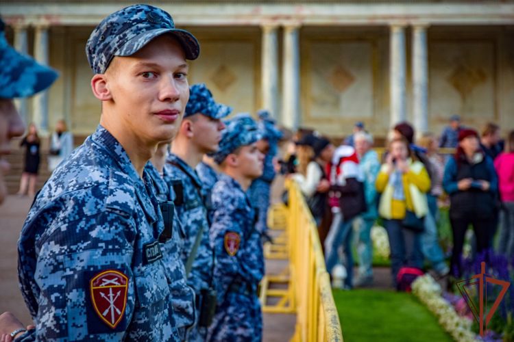 Росгвардейцы обеспечили безопасность Осеннего праздника фонтанов в Петергофе