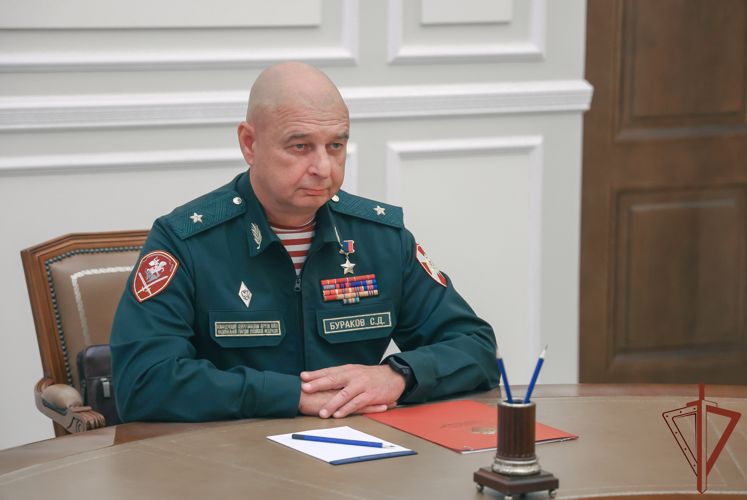 Командующий Северо-Западным округом Росгвардии генерал-майор Сергей Бураков встретился с губернатором Санкт-Петербурга Александром Бегловым
