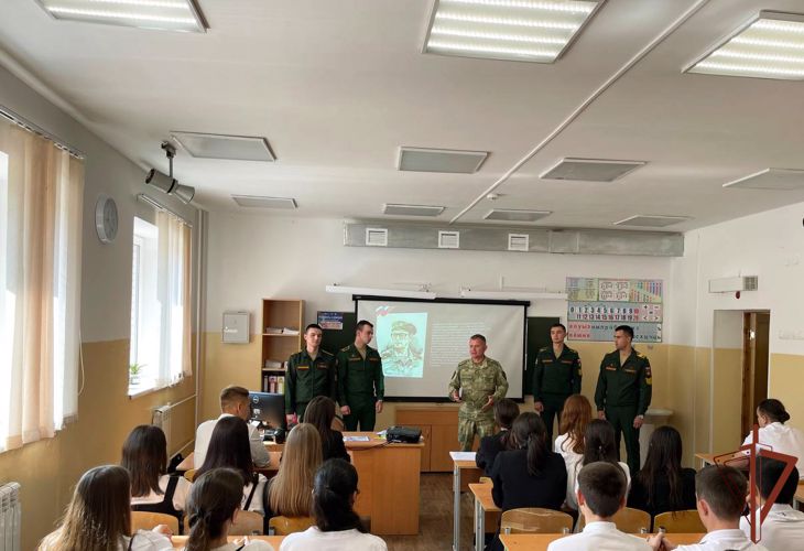 Курсанты и офицеры Росгвардии провели занятие для подшефных школьников 