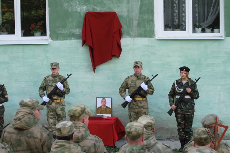 Мемориальную доску военнослужащему Росгвардии открыли на Урале