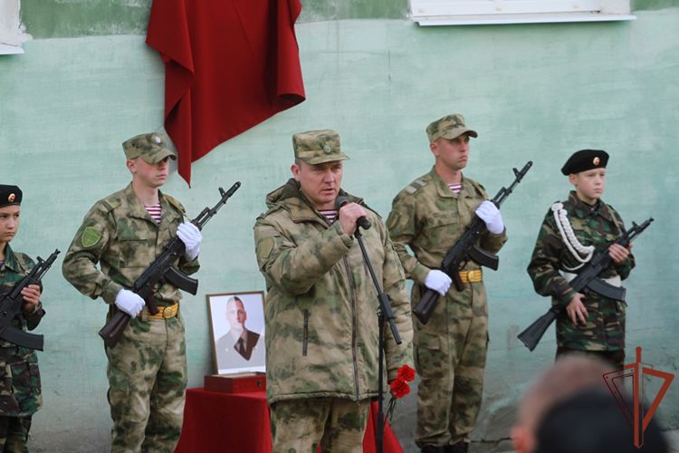 Мемориальную доску военнослужащему Росгвардии открыли на Урале