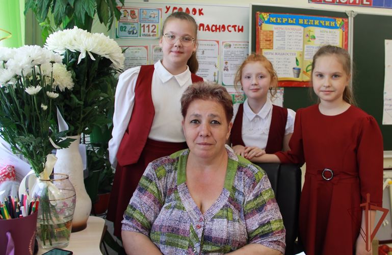 Росгвардейцы и члены их семей в Тюменской области продолжают участвовать во всероссийской акции «Спасибо учителю» 