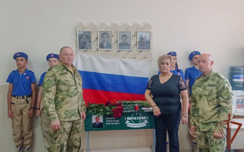Парту Героя  памяти погибшего офицера Росгвардии открыли в Пятигорске