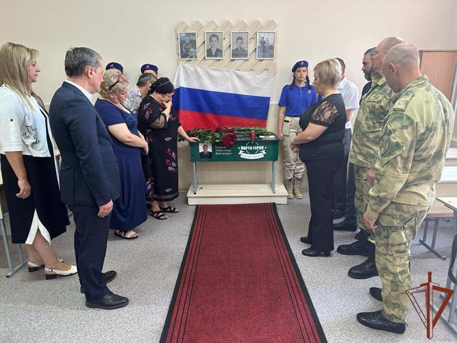 Парту Героя  памяти погибшего офицера Росгвардии открыли в Пятигорске