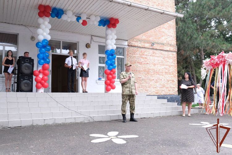 Росгвардейцы в Херсонской области поздравили школьников с Днем знаний
