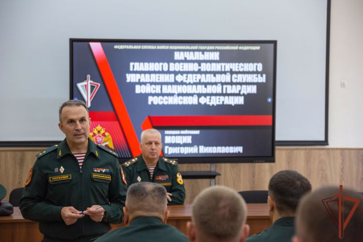 Генерал-лейтенант Григорий Мощик поздравил курсантов и слушателей Военного университета с началом нового учебного года 