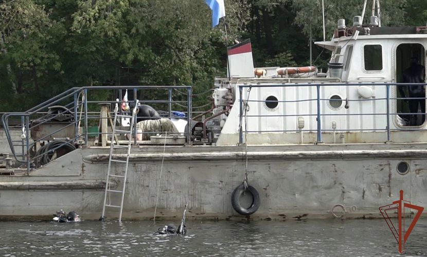 Водолазы Росгвардии провели учебные спуски на Москве-реке 