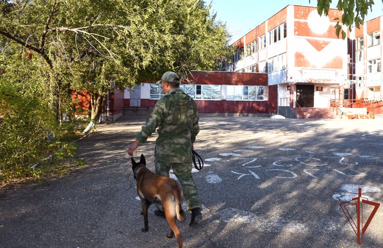 Росгвардейцы Южного округа обеспечили безопасность празднования Дня знаний.