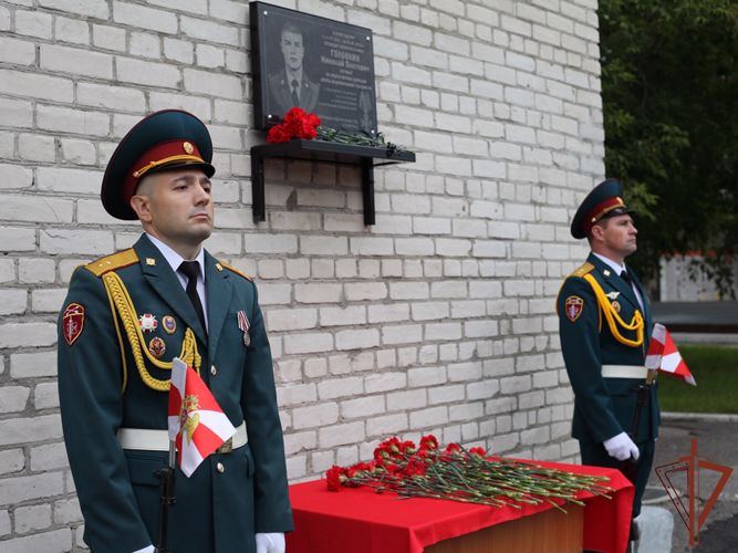 Память военнослужащего Росгвардии увековечили в Томской области 