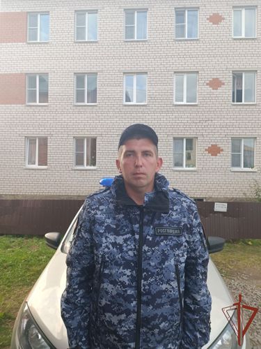 Росгвардеец оказал помощь потерявшему сознание мужчине в Вологодской области 