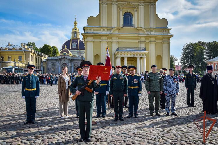 Заместитель директора Росгвардии генерал-лейтенант Алексей Воробьёв поздравил курсантов первого курса Санкт-Петербургского военного института с принятием военной присяги