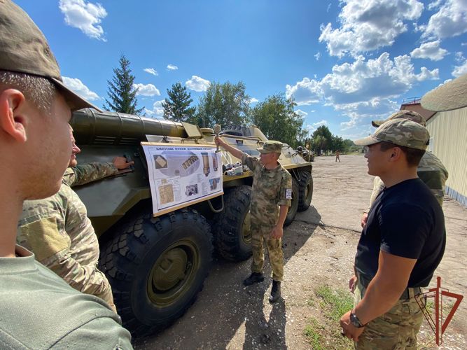 Состоялся выпуск водителей и наводчиков БТР в Омске