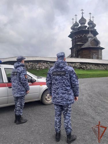 Росгвардейцы оказали помощь находившемуся долгое время в воде человеку в Карелии 