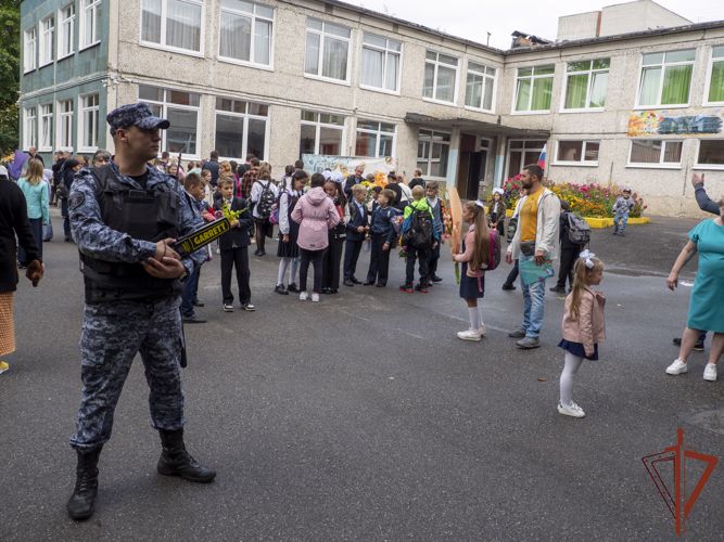 Сотрудники и военнослужащие Северо-Западного округа Росгвардии приняли участие в обеспечении правопорядка в День знаний