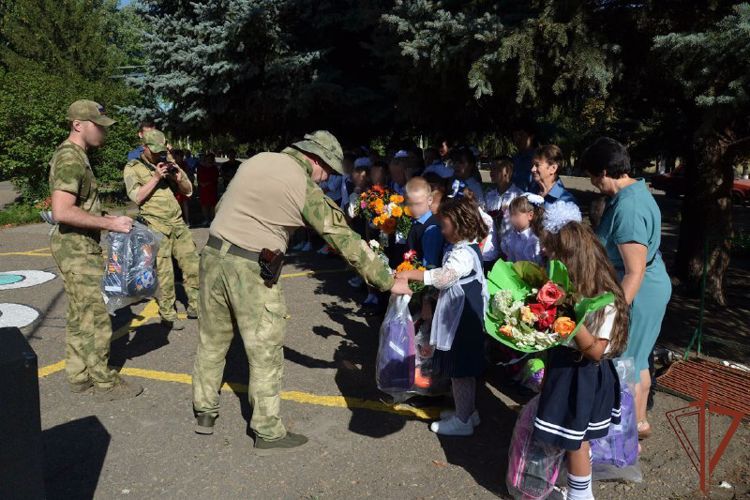 Школьные принадлежности подарили детям росгвардейцы в ЛНР 