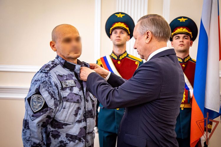 Губернатор Санкт-Петербурга вручил орден Мужества сотруднику ОМОН Росгвардии (видео)