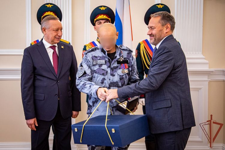 Губернатор Санкт-Петербурга вручил орден Мужества сотруднику ОМОН Росгвардии (видео)