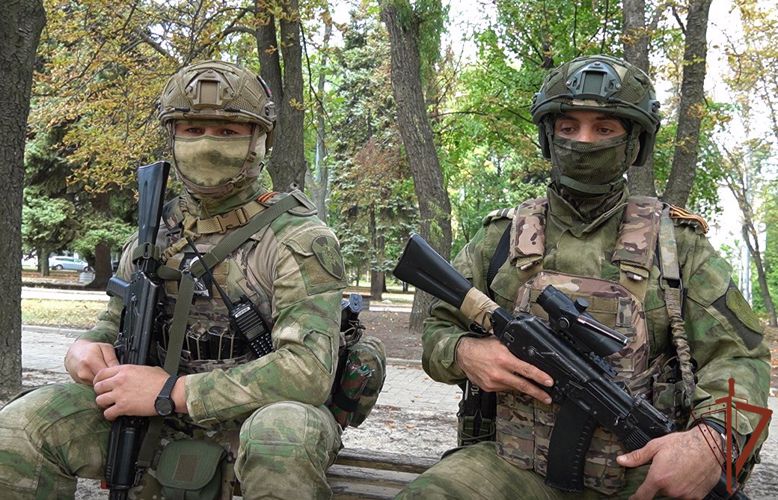 Росгвардейцы в Донецке вывели людей из-под обстрела и помогли раненым (видео)