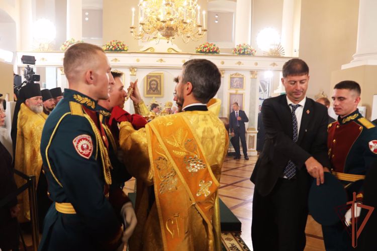 Генерал-лейтенант Алексей Воробьев принял участие в Божественной литургии в честь Дня перенесения мощей святого благоверного князя Александра Невского