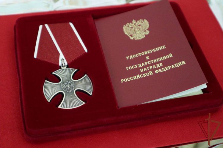 Генерал-лейтенант Алексей Воробьев передал госнаграду семье погибшего в ходе СВО росгвардейца