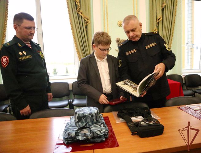 Генерал-лейтенант Алексей Воробьев передал госнаграду семье погибшего в ходе СВО росгвардейца