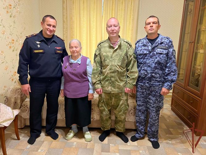 С 93-летием ветерана вневедомственной охраны поздравили росгвардейцы в Биробиджане