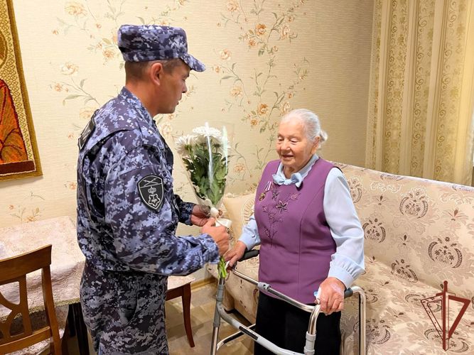 С 93-летием ветерана вневедомственной охраны поздравили росгвардейцы в Биробиджане