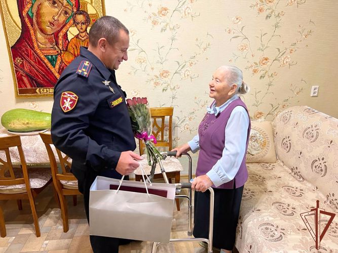 С 93-летием ветерана вневедомственной охраны поздравили росгвардейцы в Биробиджане