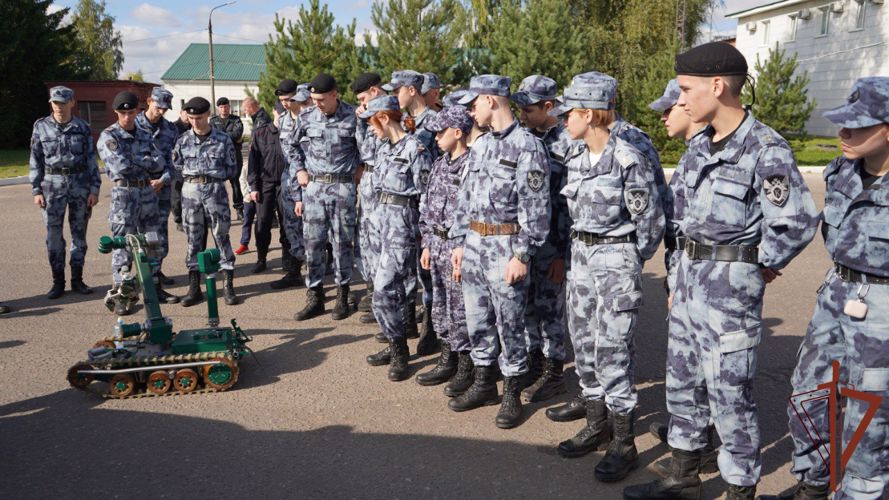 Сотрудники ОМОН «Русич» провели экскурсию для курсантов военно-патриотического объединения «Кобальт»