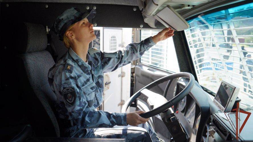 Сотрудники ОМОН «Русич» провели экскурсию для курсантов военно-патриотического объединения «Кобальт»