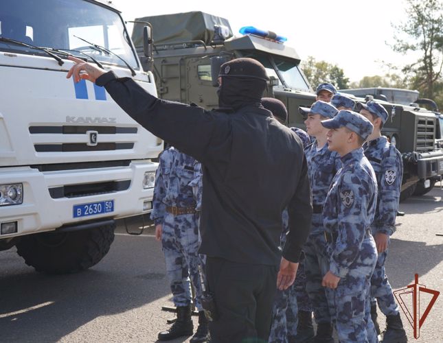 Сотрудники ОМОН «Русич» провели экскурсию для курсантов военно-патриотического объединения «Кобальт»