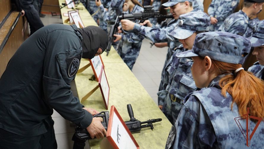 Сотрудники ОМОН «Русич» провели экскурсию для курсантов военно-патриотического объединения «Кобальт»