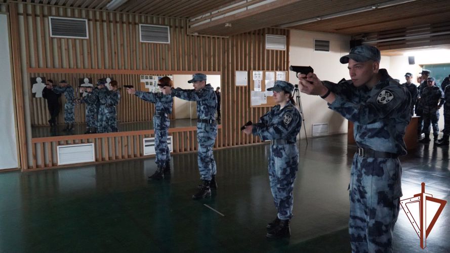 Сотрудники ОМОН «Русич» провели экскурсию для курсантов военно-патриотического объединения «Кобальт»
