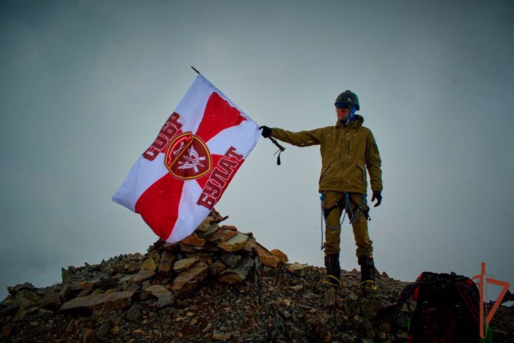 Сотрудник СОБР Росгвардии совершил восхождение на гору Казбек